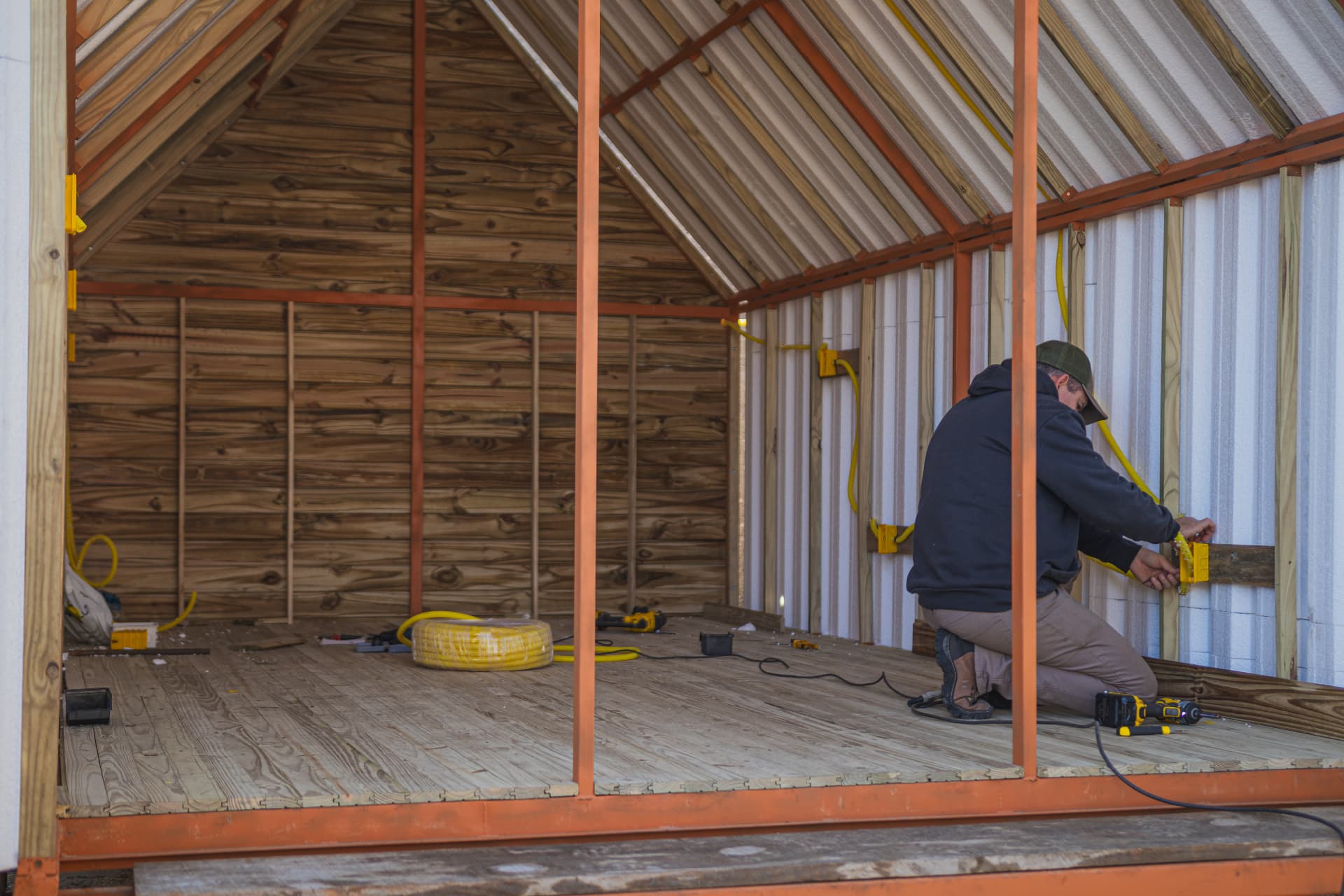 Estrutura metálica do chalé durante a construção